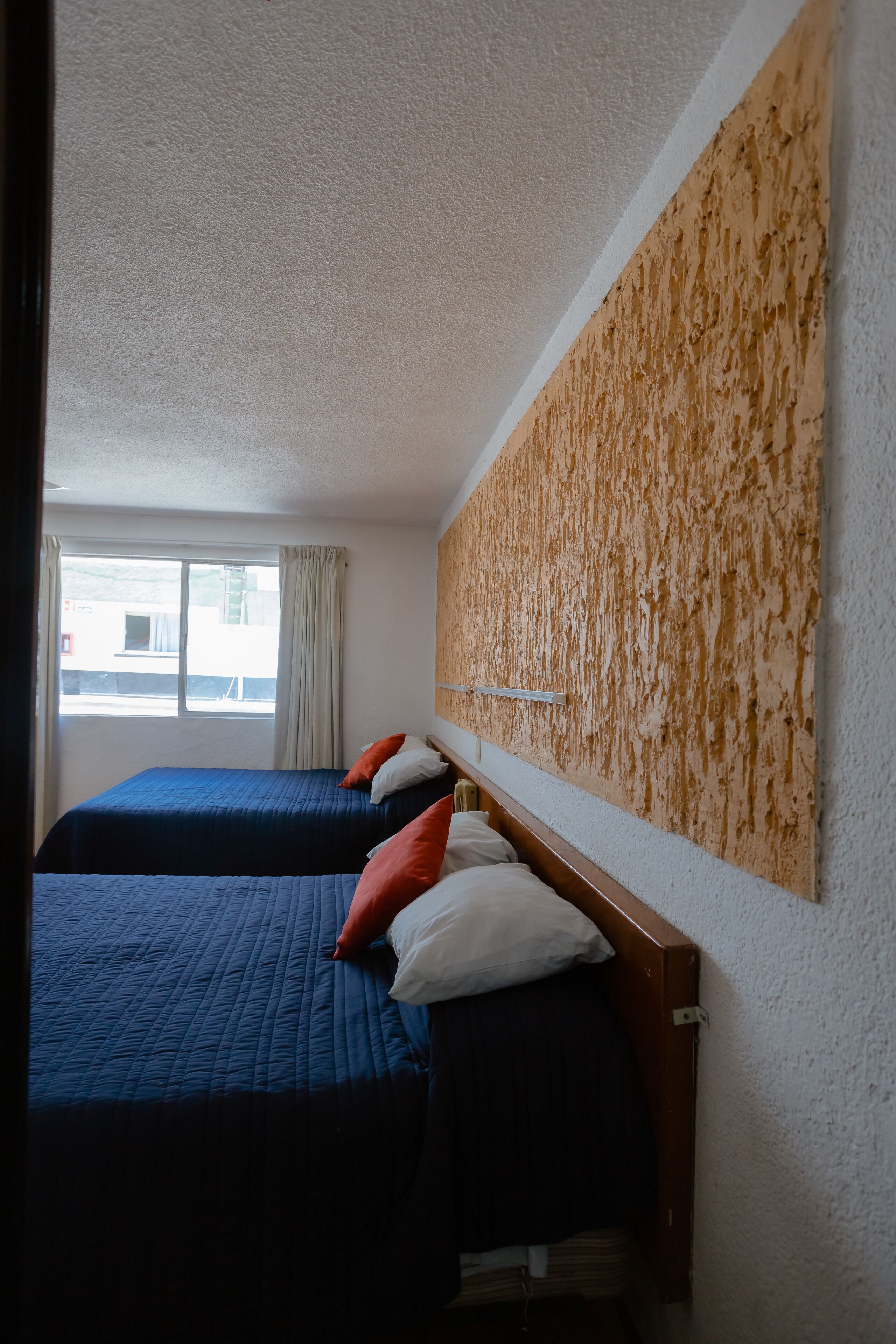 Habitación básica doble | Edredón, escritorio y espacio para trabajar con laptop 