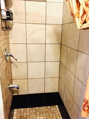 Shower, hair dryer, towels, soap - Small studio in the quite neighbourhood. (Flagstaff)
