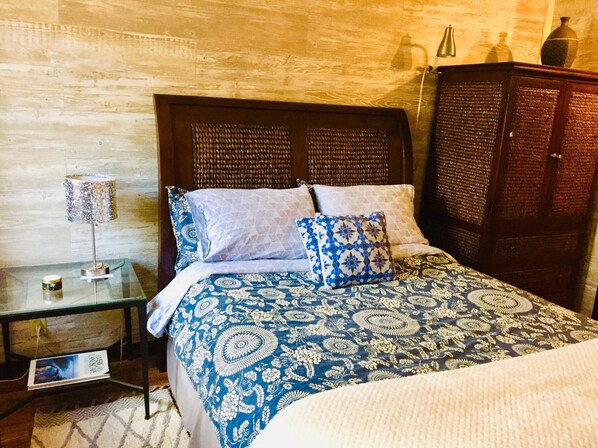 Tabla de planchar con plancha, wifi gratis y ropa de cama 