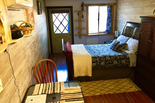 Tabla de planchar con plancha, wifi gratis y ropa de cama