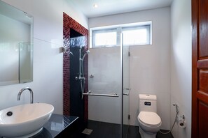 Dusche, Haartrockner, Handtücher, Seife