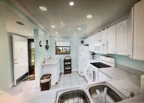 ثلاجة، ميكروويف، موقد طهي مسطح، غسالة أطباق