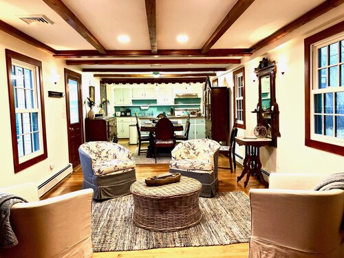 Rushbrook Lodge, Renovated Farmhouse, 100 Acres, Hike, Ski, Retreats, reunions