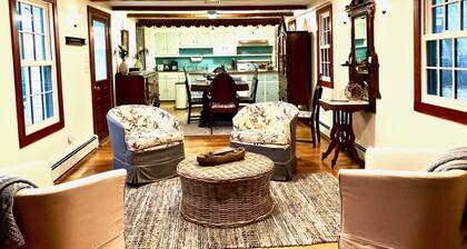 Rushbrook Lodge, Renovated Farmhouse, 100 Acres, Hike, Ski, Retreats, reunions