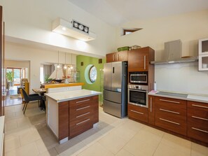 Refrigerador, microondas, horno y lavavajillas 