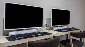 Two computer monitors on a desk with keyboards and mice. - Hotel Luna (Hwaseong)