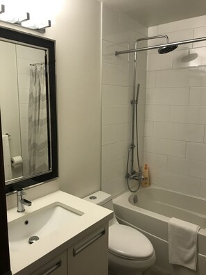 シャワー付き浴槽、ヘアドライヤー、タオル、トイレットペーパー