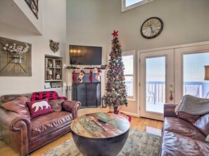 Fernseher, Kamin, Bücher