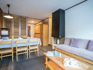 Un salón acogedor con una mesa de comedor de madera, un sofá y una mesa de centro.