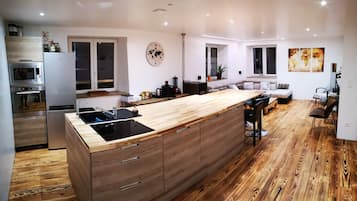 Réfrigérateur, four à micro-ondes, un four, surface de cuisson