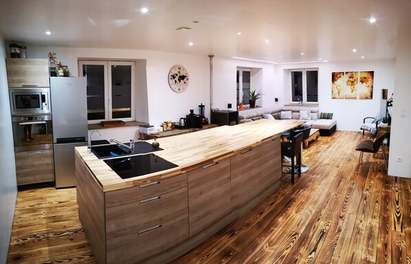 Een koelkast, een microgolfoven, een oven, een kookplaat