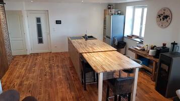 Geladeira, micro-ondas, fogĂŁo, cooktop