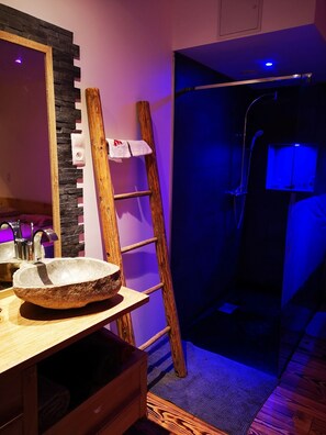 Een haardroger, handdoeken, zeep, shampoo