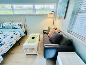 Tabla de planchar con plancha, wifi gratis y ropa de cama