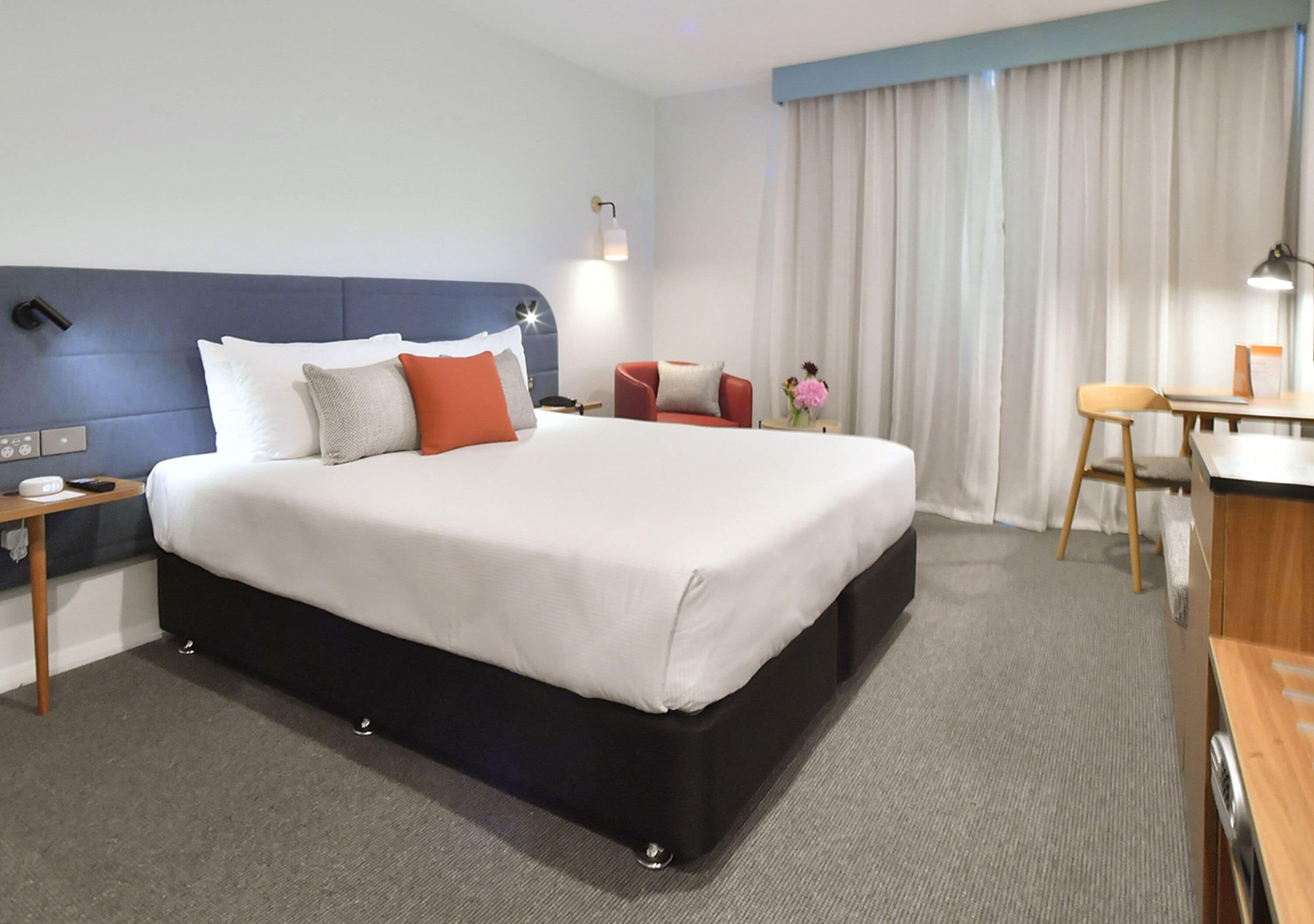 Una cassaforte in camera, una scrivania, postazione laptop