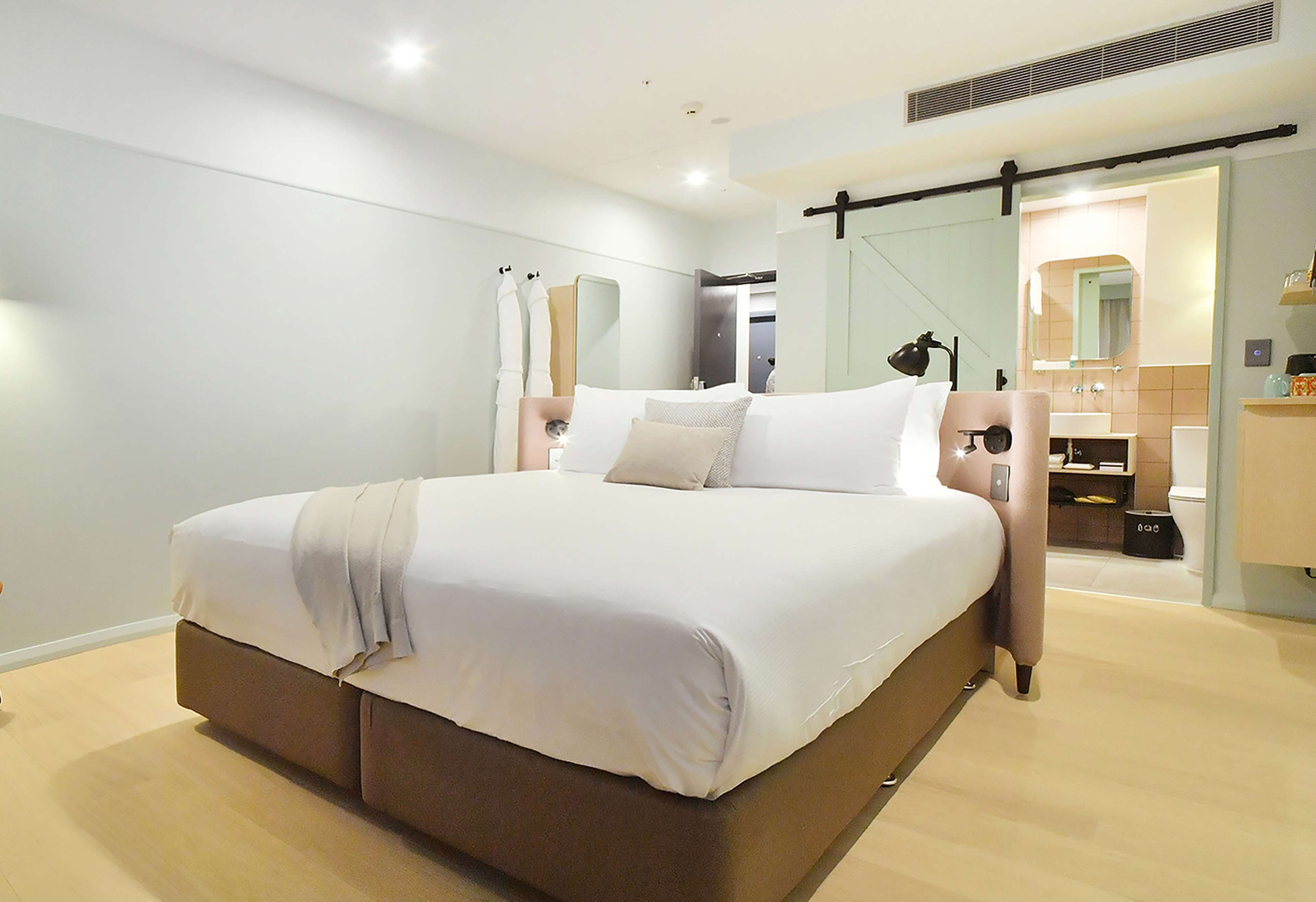 Brankas, meja kerja, ruang kerja ramah laptop, dan tirai kedap cahaya