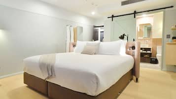 房內夾萬、書桌、手提電腦工作空間、遮光窗簾/窗簾