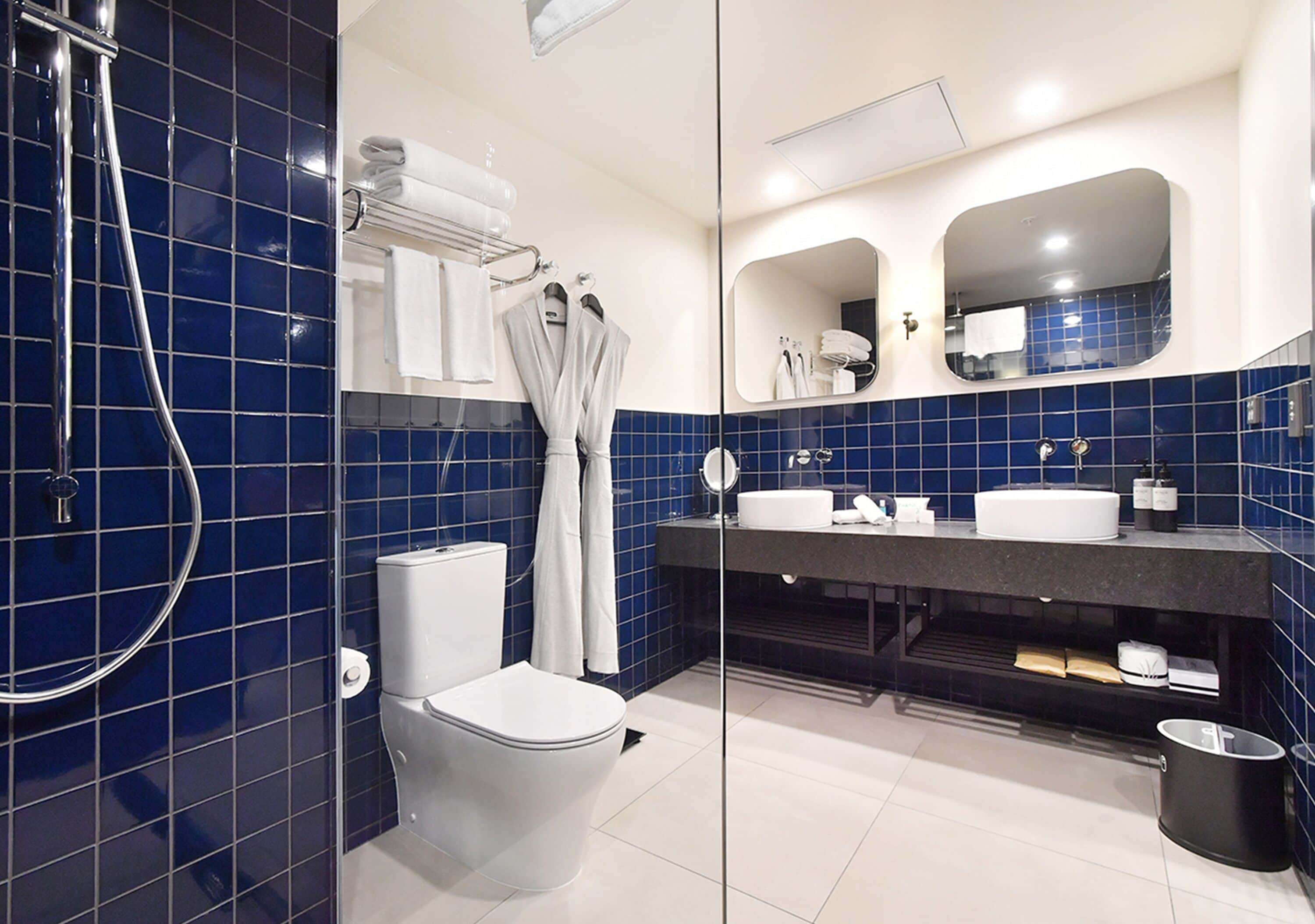 rainfall showerhead, free toiletries, hair dryer, towels