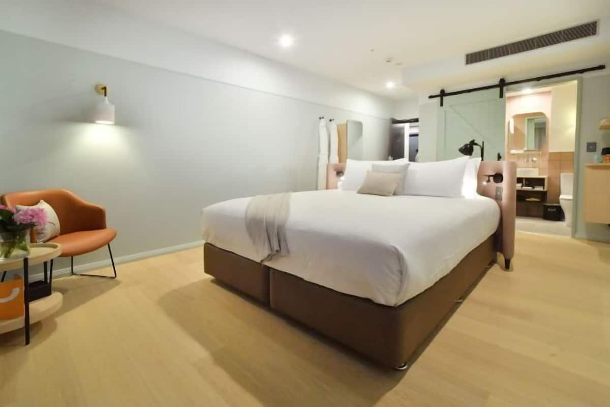 Tallelokero huoneessa, työpöytä