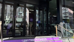 A fitness center entrance with glass doors, a sign for a free 7-day trial, and a 24/7 open sign. - Sudima Auckland City (Auckland)