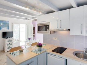 Kühlschrank, Mikrowelle, Kochgeschirr/Geschirr/Besteck