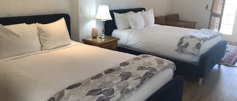 Escrivaninha, berço de viagem, Wi-Fi de cortesia, roupa de cama