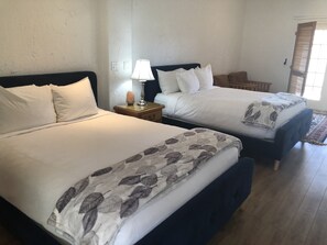 Escritorio, cuna de viaje, wifi gratis y ropa de cama