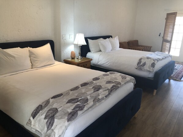 Desk, travel crib, free WiFi, bed sheets - 19 Resort- Double King, Pool, Hot Tub, Kitchen, Grill (St. George)