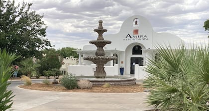 19 Resort- Double King, Pool, Hot Tub, Kitchen, Grill