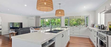 Réfrigérateur, micro-ondes, four, lave-vaisselle