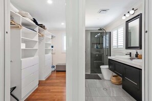 Combined shower/bathtub, hair dryer, towels, soap