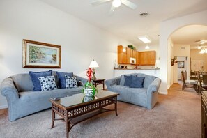 Condo família, no jardim | Sala de estar | TV de tela plana, console de videogame