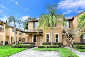 A residential building with a paved walkway, palm trees, and a well-maintained lawn. - Ev7853ha - Regal Palms Resort & Spa - 4 Bed 3 Baths Townhouse (Davenport)