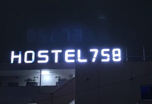 Bagian depan properti - sore/malam