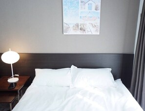 Kamar Double Kota | Meja kerja, tirai kedap cahaya, kedap suara, dan setrika/meja setrika