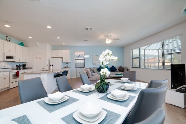 Villa familiar, en el área del jardín | Cocina privada | Parrilla de estufa, lavavajillas y utensilios de cocina 