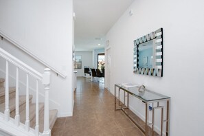 Villa familiar, en el área del jardín | Interior