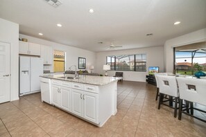 Villa familiare, lato giardino | Cucina privata | Piano cottura, lavastoviglie, pentole/stoviglie/utensili