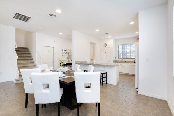 Familievilla, hageområde | Eget kjøkken | Kokeplater, oppvaskmaskin og kjøkkenutstyr