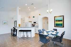 Familievilla, hageområde | Eget kjøkken | Kokeplater, oppvaskmaskin og kjøkkenutstyr