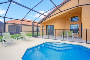 Familievilla, hageområde | Basseng | Utendørsbasseng