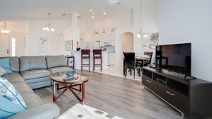 Familienvilla, zum Garten hin | Wohnzimmer | Flachbildfernseher, Videospielkonsole