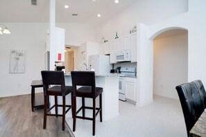 Villa familiale, côté jardin | Cuisine privée | Surface de cuisson, lave-vaisselle, vaisselle et ustensiles