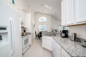 Villa familiar, en el área del jardín | Cocina privada | Parrilla de estufa, lavavajillas y utensilios de cocina 