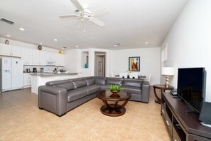Flat-screen TV, video game console - Ev8100ha - Providence - 4 Bed 3 Baths Villa (Davenport)