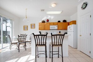 Vila família, no jardim | Cozinha privada | Cooktop, lava-louças, talheres/pratos/utensílios de cozinha