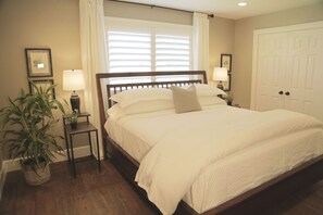 3 bedrooms, iron/ironing board, travel crib, free WiFi - Close to DFW airport, sport venues, steps to running /bicycling trail & shopping (Bedford)