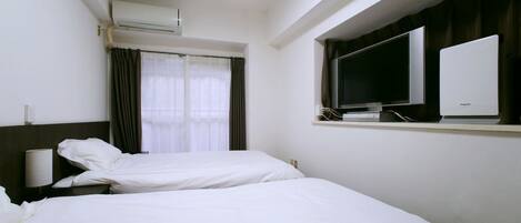 City Twin Room | Desk, laptop workspace, blackout drapes, iron/ironing board