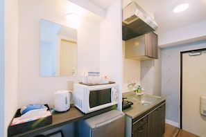 雪櫃、微波爐、爐具、電熱水壺