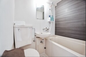 Kombination af bruser/badekar, gratis toiletartikler, hårtørrer